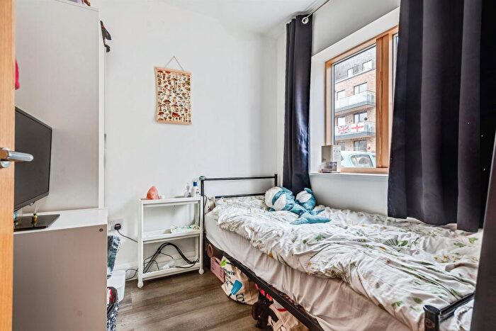 3 Bedroom End Of Terrace House For Sale In Sher Afzal Close, Oxford, OX4