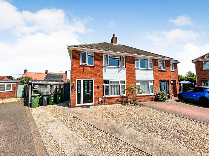 3 Bedroom Semi-Detached House For Sale In Cedar Close, Hedge End, SO30