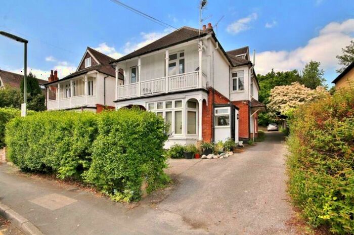 2 Bedroom Flat To Rent In Woking, GU22