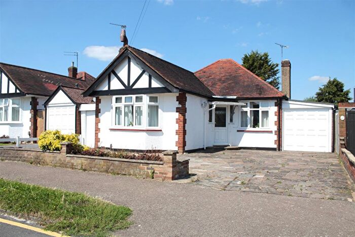 3 Bedroom Detached Bungalow For Sale In The Drive, Potters Bar, EN6