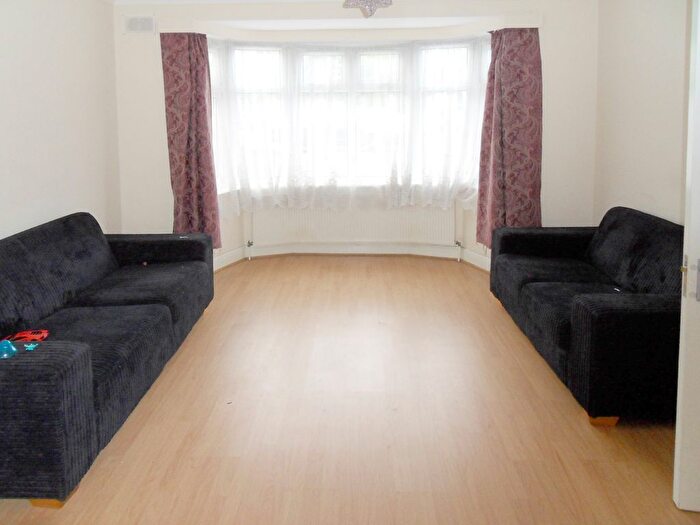 4 Bedroom Semi-Detached House To Rent In Stag Lane, Kingsbury, NW9