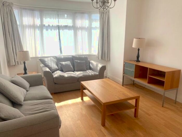 3 Bedroom Flat To Rent In West Avenue, London, NW4