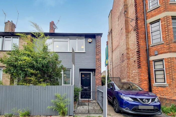 3 Bedroom Property To Rent In Hillyard Street, Stockwell, London, SW9