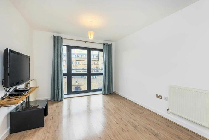 2 Bedroom Flat To Rent In Parham Drive, Ilford, IG2