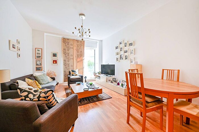 1 Bedroom Flat For Sale In Great West Road, Brentford, TW8