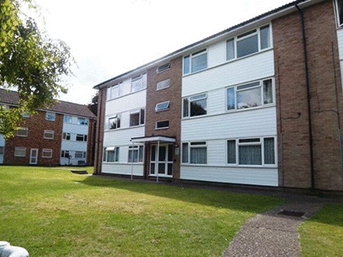 2 Bedroom Flat To Rent In Tupwood Lane, Caterham, CR3