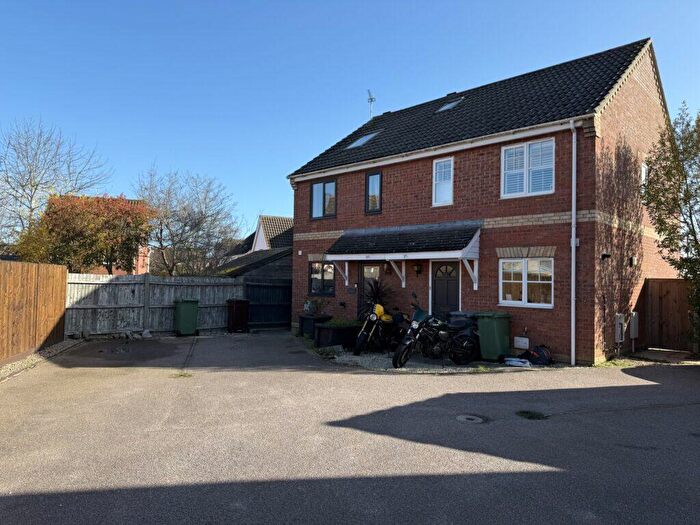3 Bedroom Semi-Detached House For Sale In Maidens Close, Norwich, NR7