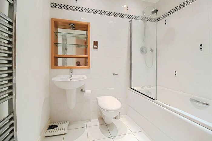 1 Bedroom Flat To Rent In Admiral Court, Brewery Wharf, Leeds, LS10