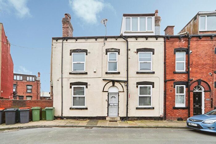 4 Bedroom End Of Terrace House For Sale In Whingate Grove, Leeds, LS12