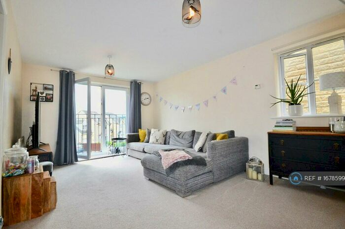 2 Bedroom Flat To Rent In Beechwood Park, Brighouse, HD6