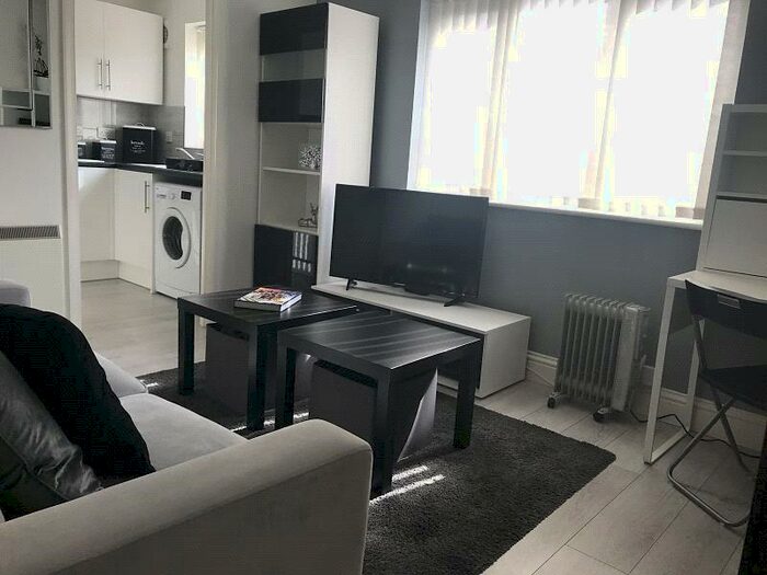 1 Bedroom Apartment To Rent In Chestnut Road, Vange, Pitsea, SS16