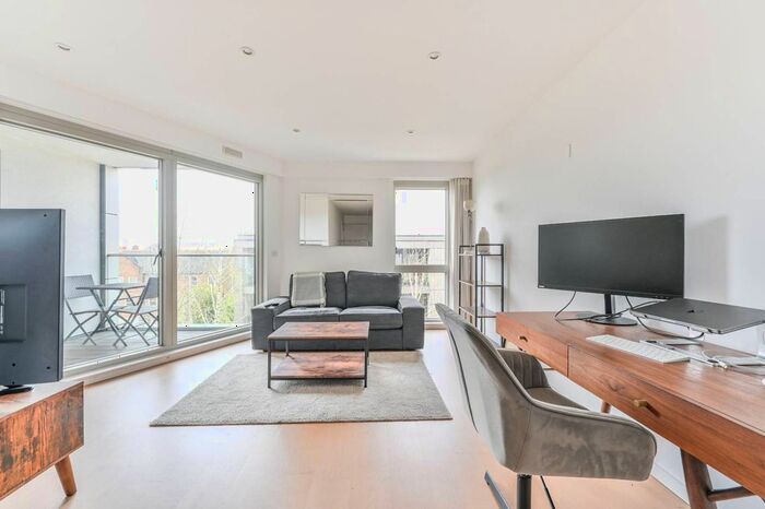 1 Bedroom Flat To Rent In Balham Hill, Clapham Common South Side, London, SW12