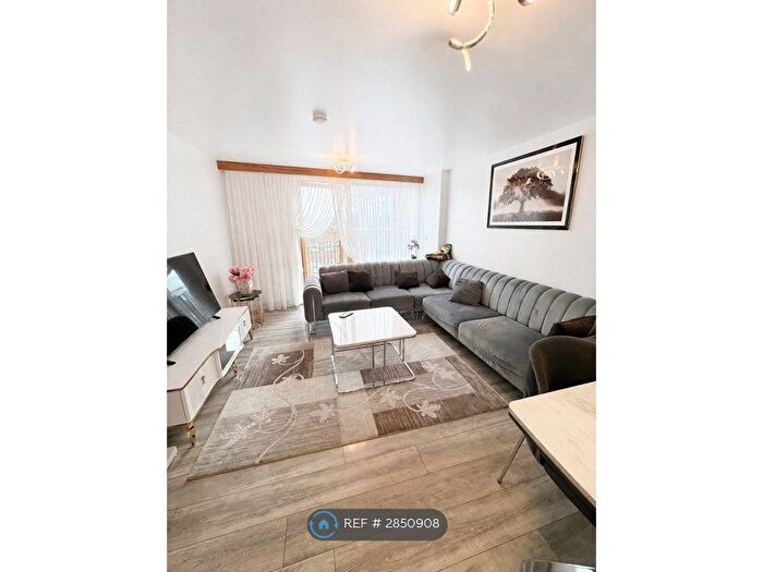 3 Bedroom Flat To Rent In Cordwainer House, London, E8