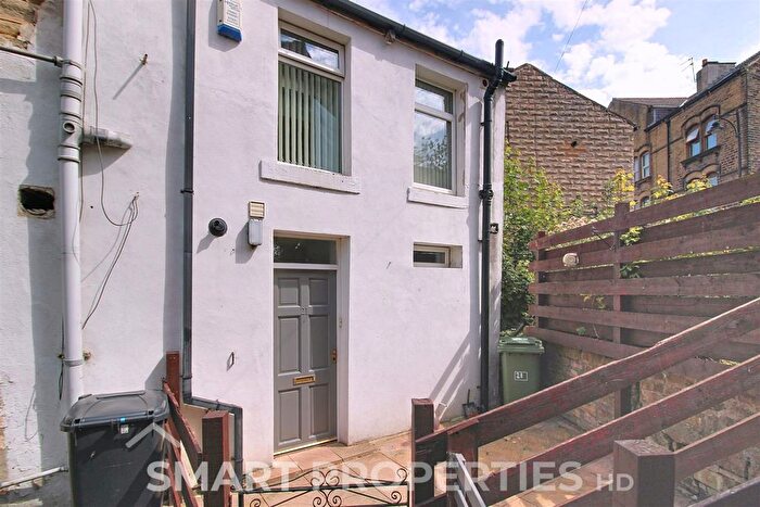 2 Bedroom Flat To Rent In Market Street, Milnsbridge, HD3