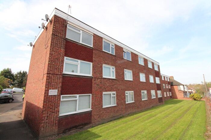 2 Bedroom Flat For Sale In Tyrells Close, Upminster, Essex, RM14