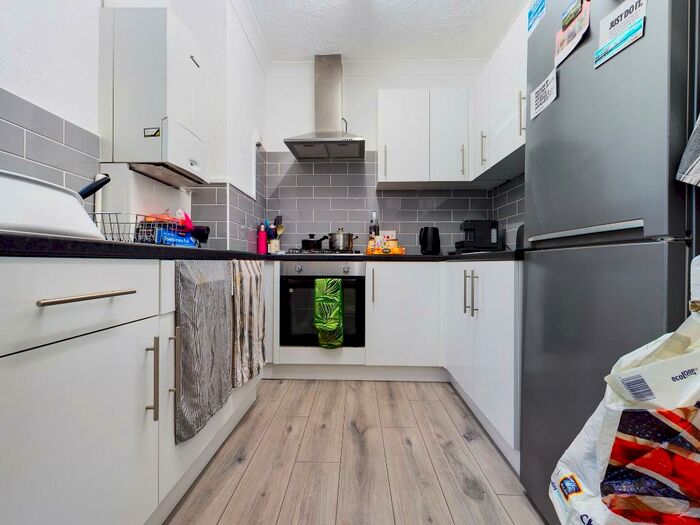 2 Bedroom Flat To Rent In St. Andrews Road, BN41