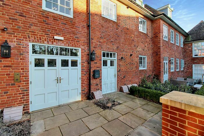 2 Bedroom Flat For Sale In Adams Walk, Midhurst, GU29