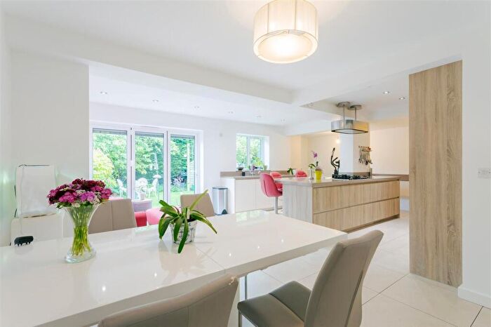 4 Bedroom Semi-Detached House For Sale In Stapylton Avenue, Birmingham, B17