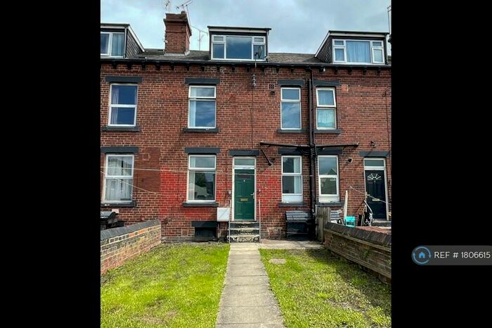 2 Bedroom Terraced House To Rent In Lake Terrace, Leeds, LS10