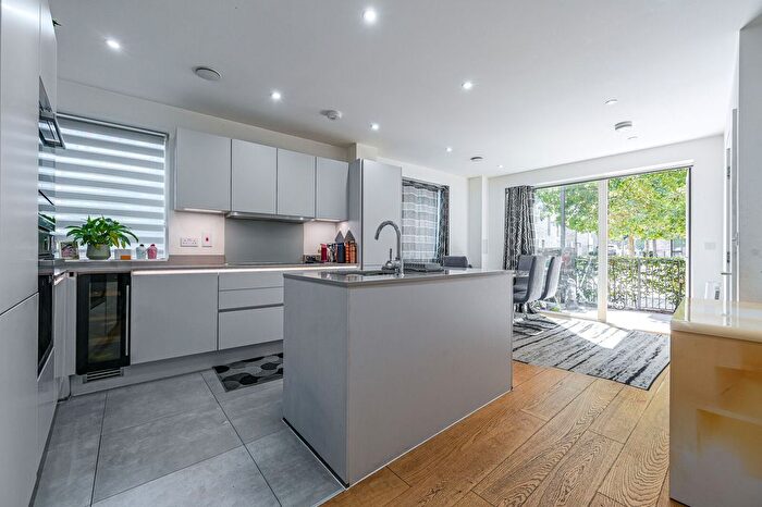 3 Bedroom Maisonette To Rent In Latimer Square, Greenwich Millennium Village, London, SE10