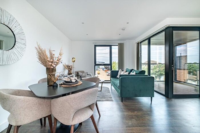 3 Bedroom Flat To Rent In Watteau Square Croydon, CR0