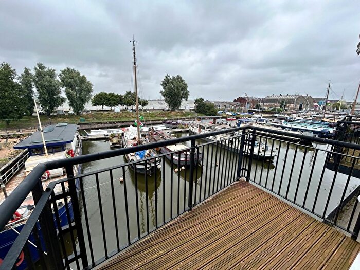 2 Bedroom Flat For Sale In Canal Road, Gravesend, DA12