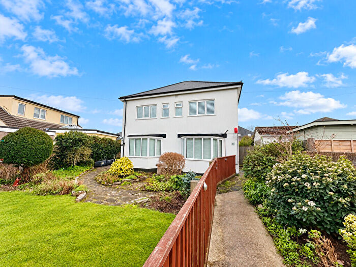 2 Bedroom Flat For Sale In Mabey Avenue, Bournemouth, BH10