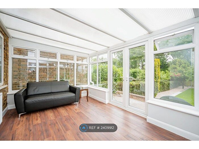 4 Bedroom Semi-Detached House To Rent In The Shades, Rochester, ME2
