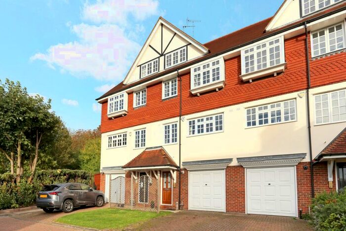 4 Bedroom Town House To Rent In Yew Walk Harrow, HA1