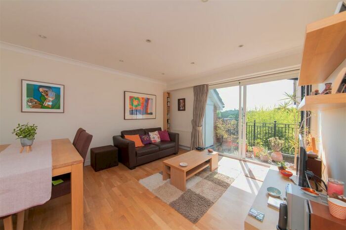 3 Bedroom Flat To Rent In Regency Crescent, London, NW4