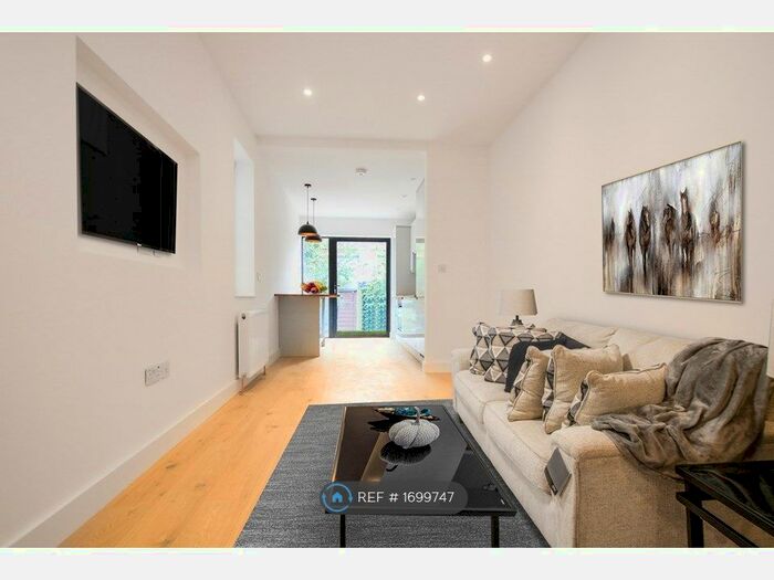 2 Bedroom Flat To Rent In Oak Grove, London, NW2