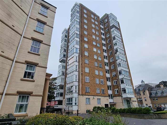 2 Bedroom Flat For Sale In West Cliff Road, Bournemouth, BH2