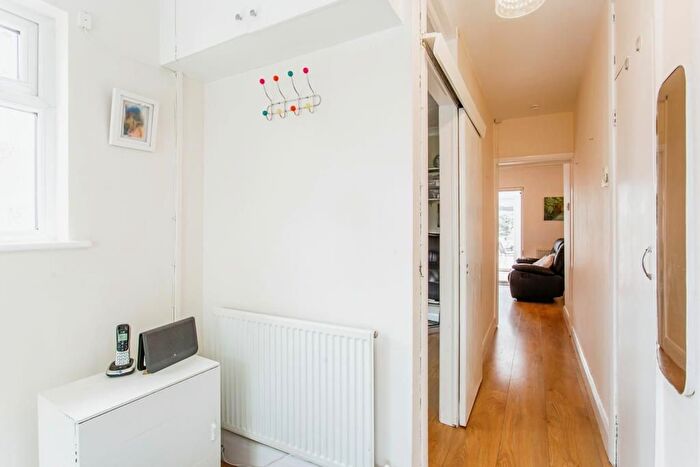 2 Bedroom Semi-Detached Bungalow For Sale In Rayleigh Avenue, Leigh-On-Sea, SS9