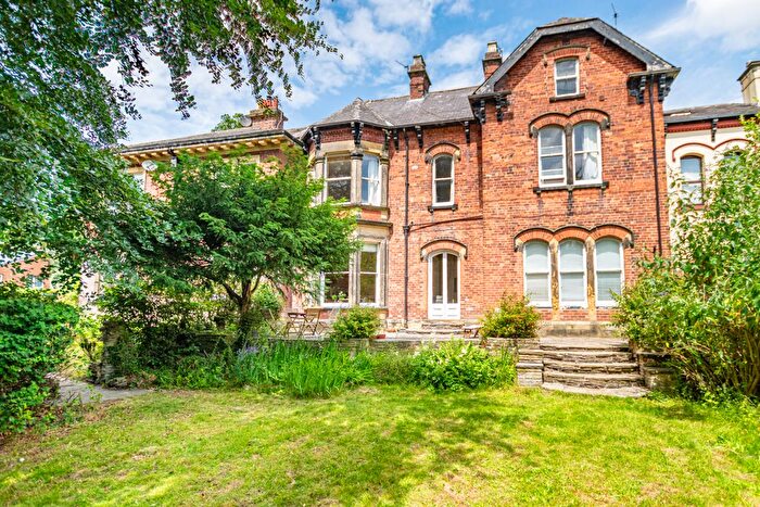 1 Bedroom Flat For Sale In Shadwell Lane, Leeds, LS17