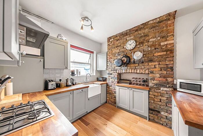 2 Bedroom Flat To Rent In Battersea Park Road, Battersea, London, SW8