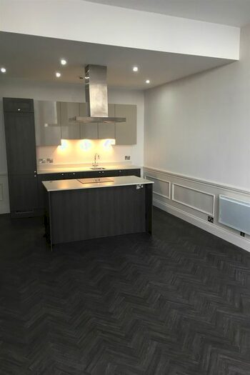 1 Bedroom Flat To Rent In The Levels, Water Street, L3