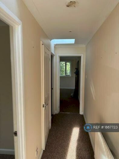 2 Bedroom Flat To Rent In Royal Oak House, Shepton Mallet, BA4