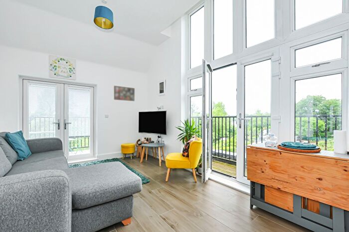 2 Bedroom Flat For Sale In Island Apartment, Royal Quay Harefield, Uxbridge, UB9
