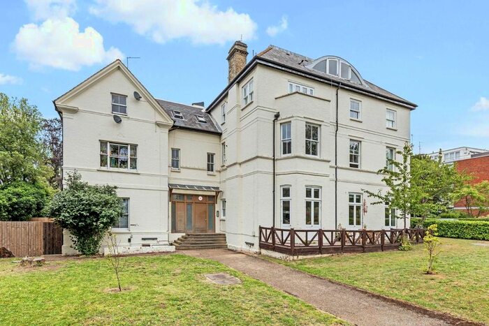 2 Bedroom Flat To Rent In Streatham Common North, London, SW16