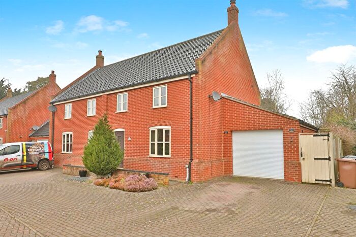 3 Bedroom Semi-Detached House For Sale In Groomesmere Court, Tunstead, Norwich, NR12