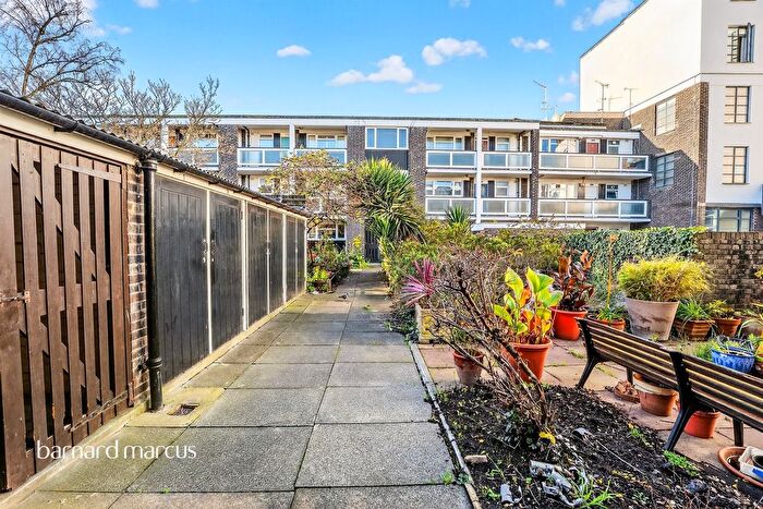 2 Bedroom Flat For Sale In Elspeth Road, London, SW11