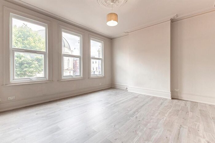 3 Bedroom Flat To Rent In Kilburn High Road London, NW6