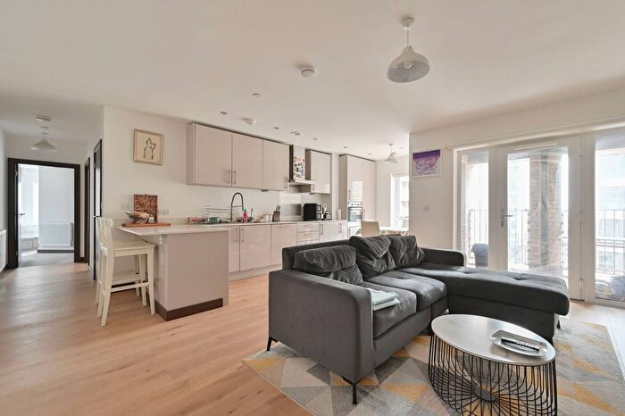 2 Bedroom Flat For Sale In Chiltern Court, Watford, WD24