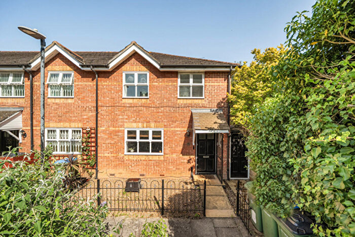 3 Bedroom End Of Terrace House For Sale In Henrietta Close, London, SE8