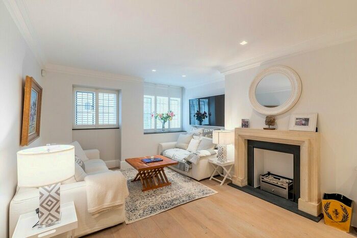 2 Bedroom Flat To Rent In Cadogan Square, Knightsbridge, SW1X