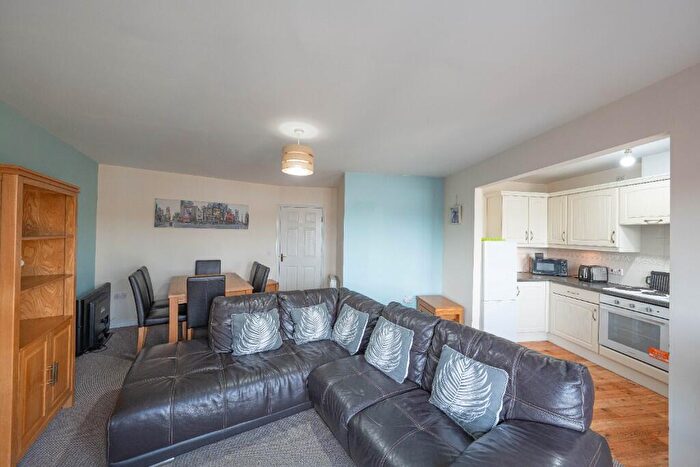 2 Bedroom Apartment For Sale In Grebe Close, Dunston, Gateshead, Tyne And Wear, NE11