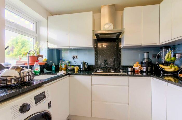 2 Bedroom Maisonette To Rent In Howard Close, East Barnet, London, N11