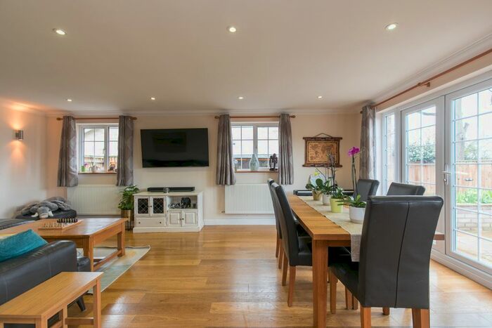 4 Bedroom Bungalow To Rent In Darvel Close, Woking, GU21