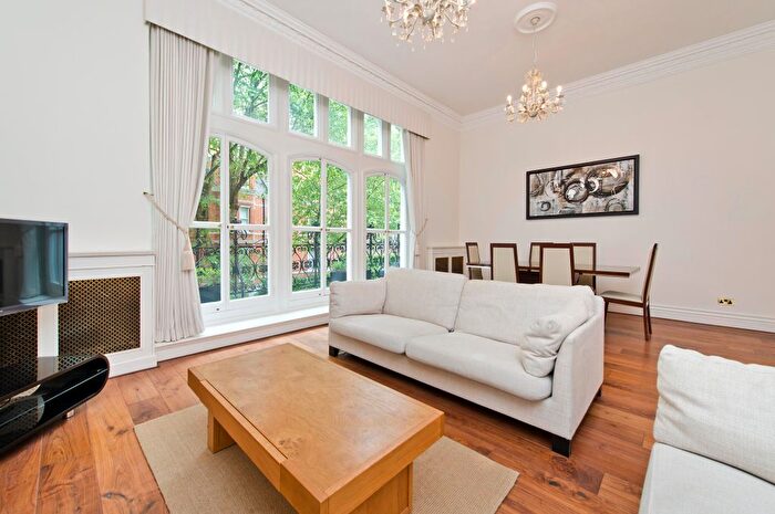 2 Bedroom Flat To Rent In Kensington Court, London, W8