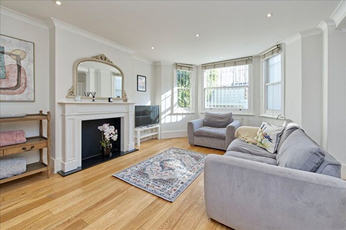 2 Bedroom Flat For Sale In Warbeck Road, Shepherd's Bush, W12